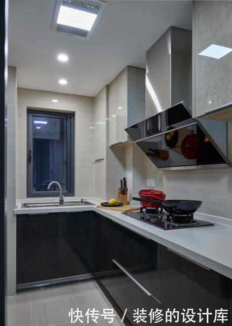 现代|104平现代风两居室,美式元素护墙板,构建高雅生活空间