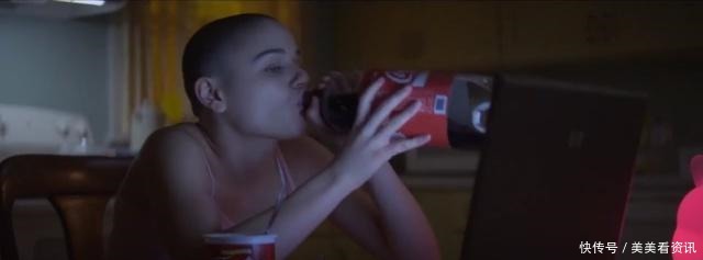 公主|没有一部惊悚剧,能把可乐拍得这么诱人,又把公主风拍得这么吓人