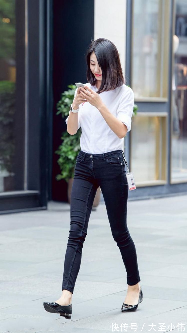 连衣裙|美女街拍:一字肩的连衣裙舒适美观,优雅的体现出了你的身姿美