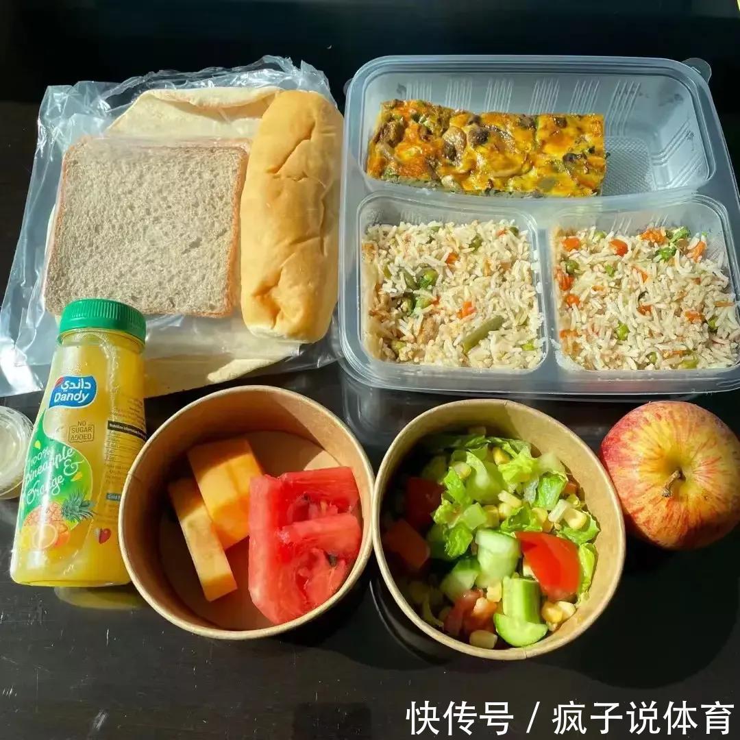 盒饭|国足抵达卡塔尔多哈,李铁晒盒饭引热议,怎么一点肉也没有?