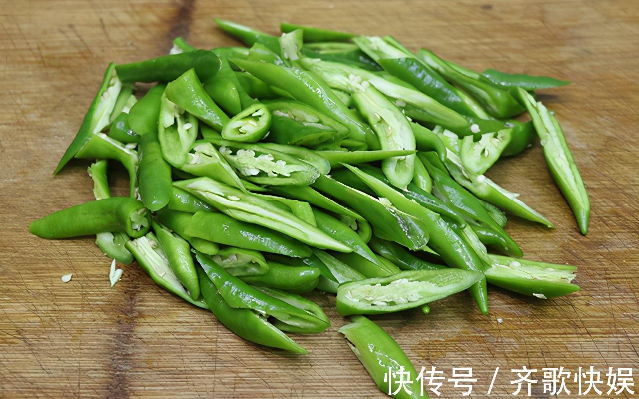 猪油|天凉了，来一盘热辣辣的尖椒炒鸡蛋，做法简单，干香有味又下饭