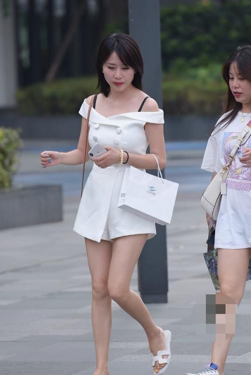 成熟端庄大姐姐,散发着令人无法抗拒的迷人气息