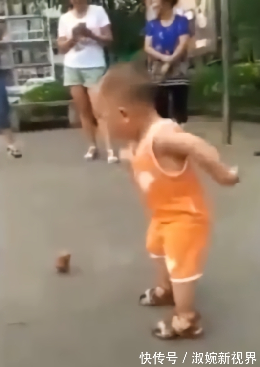 爸妈|有一种孩子叫“爷爷带大的孩子”,爸妈回家看到笑得乐开了花