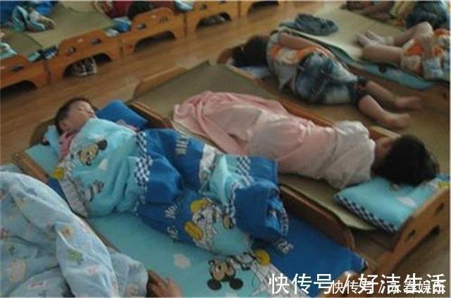 老师|“最贪睡宝宝”走红,全班师生一起围观睡觉,网友:全场最靓的仔