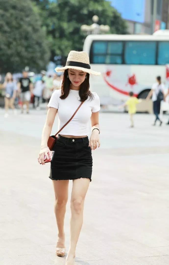 充满活力|小姐姐扎着一个小小的丸子头，让她显得青春又充满活力