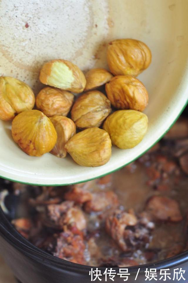 教大家在家做板栗焖鸡,鸡肉软烂,美味又营养,做一锅不够吃!