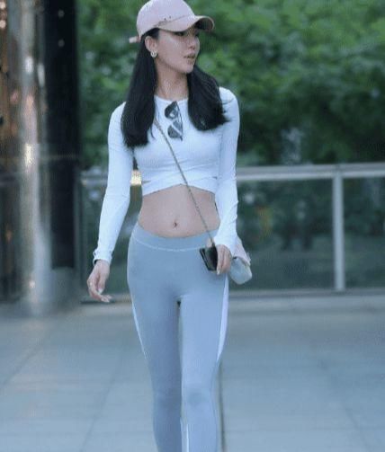 运动鞋 白色背心搭配灰色瑜伽裤, 穿着舒适, 还有吸汗作用