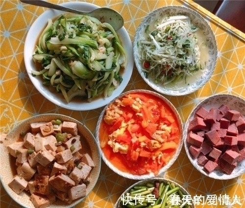 家常豆腐|同事生日请客吃饭，菜上齐后我很无语，一桌菜还没我买的蛋糕贵！