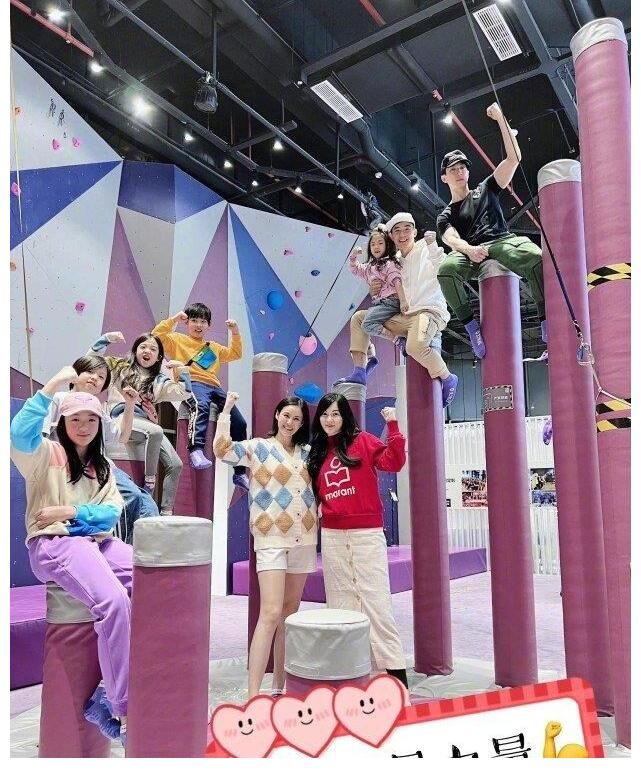 《爸爸5》重聚！吳尊一家四口回國，小泡芙變化大，嗯哼遺憾缺席