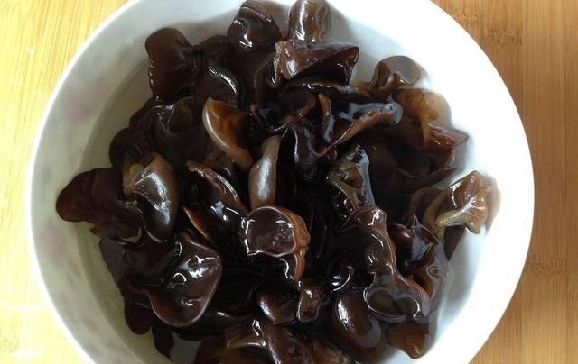 热水|泡发木耳时,用冷水还是热水?都不对,加上这两样,木耳好吃营养
