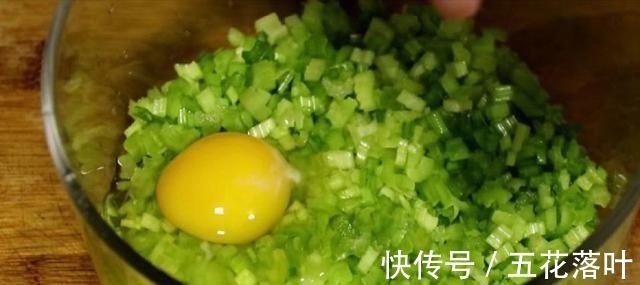 芹菜别再炒了，打入2个鸡蛋，筷子一搅，5分钟出锅，好吃又营养！