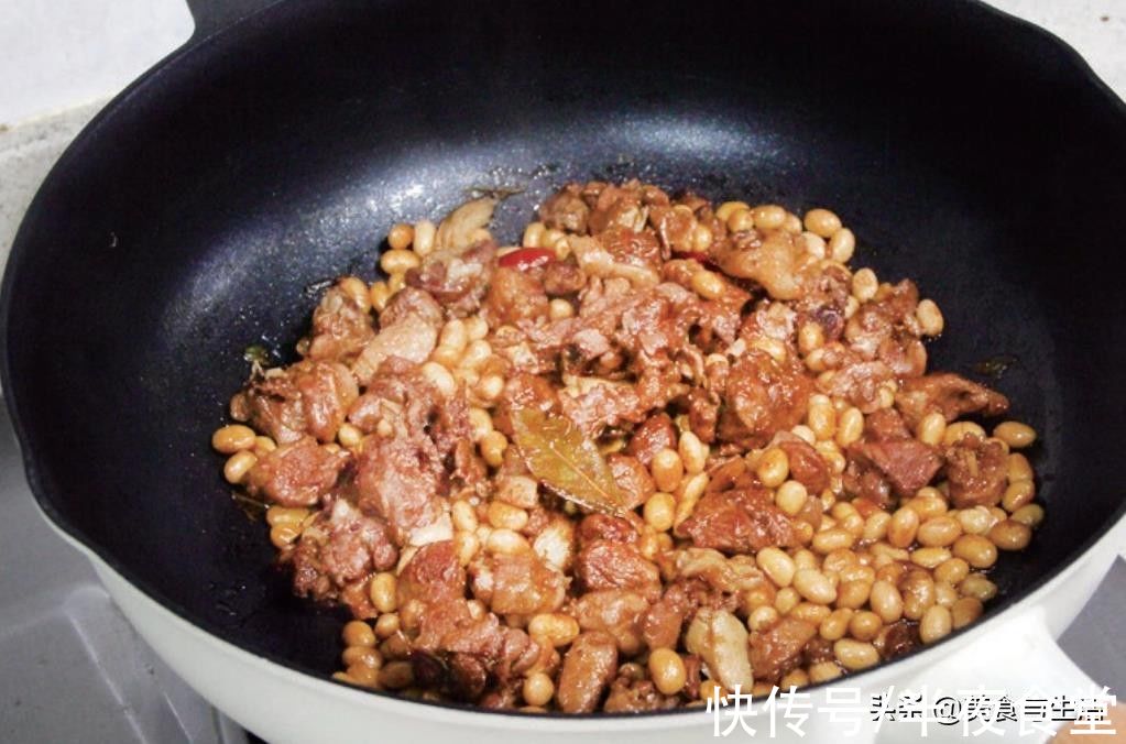 要想把黄豆鸭做得好吃，掌握这两个小窍门，鸭肉不腥，紧致有嚼劲
