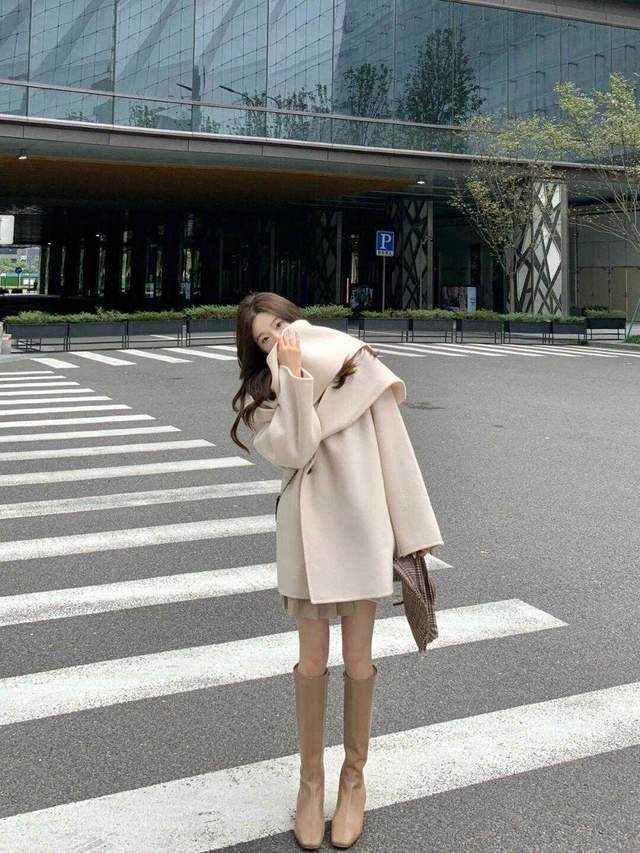 秋冬季节 秋冬季节的大衣怎么选?中长款大衣+半身裙高贵优雅,女神范十足