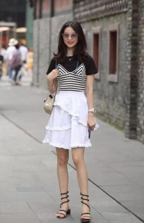 街拍:娇小玲珑的小姐姐,突显优雅气质,艳压群芳