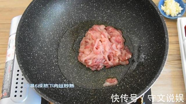 老厨师酒后揭秘:不论炒任何肉,只要多放一勺它,爽滑干脆不粘锅