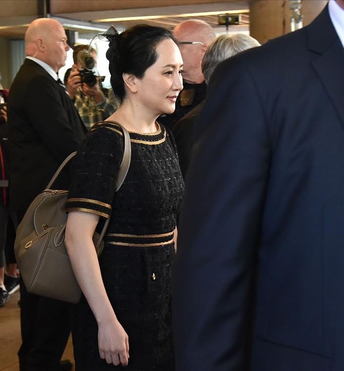 运动鞋|孟晚舟罕见咧嘴笑!扎头发无惧露发际线,穿“鸿星尔克”太抢镜