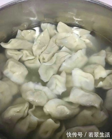 好吃|煮冻饺子,别直接下锅煮!大厨教你三招,饺子嫩滑好吃,不破皮