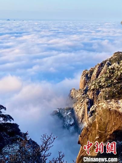 云瀑卷过三清山群峰|三清山雪后初晴 云涌雪峰瑰丽多姿