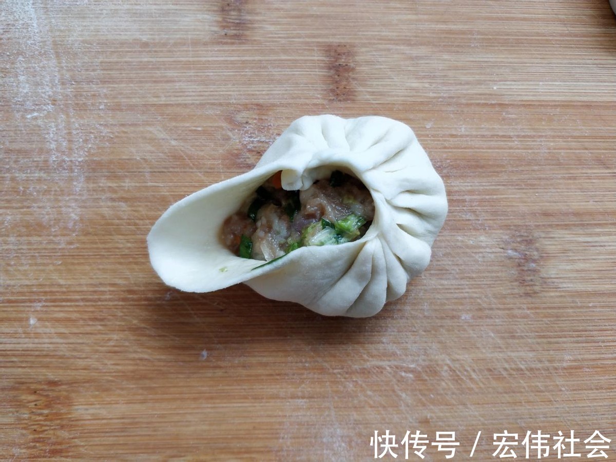 面饼|白菜猪肉水煎包,连吃一盘不过瘾,早餐不用出去吃了