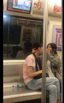 |搞笑GIF:霸气了我的姐 这辈子见过最拉风的走路姿势