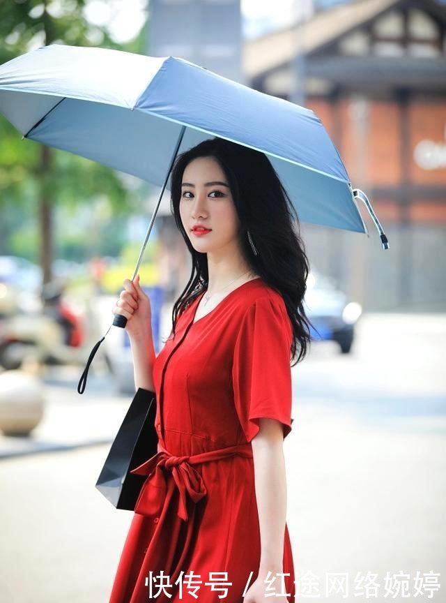 美女|街拍:魔鬼身材天使脸庞的美女,如果能把她娶回家,那就赚大发了