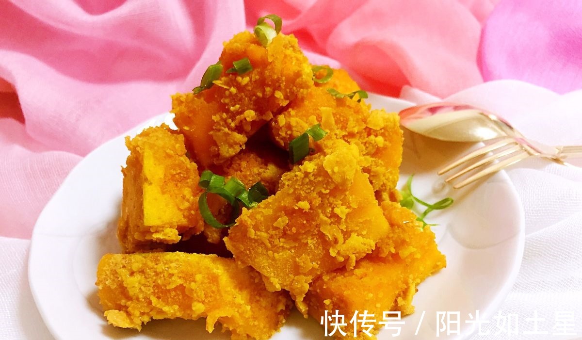 必学的甜品菜系蛋黄焗南瓜,口味咸香,内里清甜,入口绵密!
