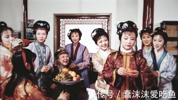 宝钗@香菱认错宝钗吃醋,只有湘云知道,贾母送宝琴的凫靥裘有多名贵?