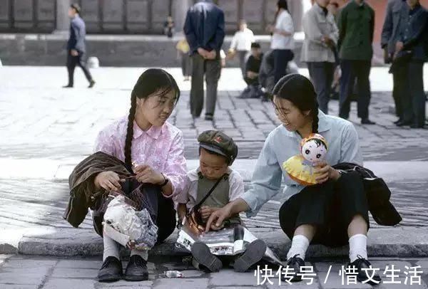 年画@老照片:70年代初,只有书店才卖年画,大碗茶是蓝边碗