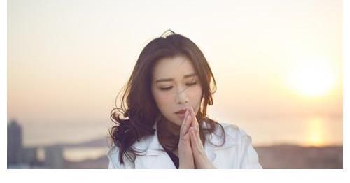 憑一首歌唱哭父母,靠《好聲音》爆火的“農(nóng)村美女教師”哪去了