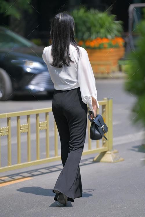 高级感 白色雪纺衬衣,配上黑色高腰阔腿裤,就像一副水墨画