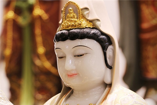 坐骑金毛犼,观音菩萨为何总侧着骑?看当年封神大战,发生过什么