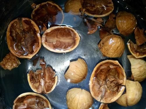 吃完核桃别扔壳，用水煮一煮，堪称是治咽炎和胃溃疡的“特效药”