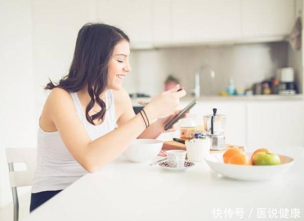 鱼肉|聪明女人过了35岁,不会拒绝这8种碱性食物,越吃越显年轻