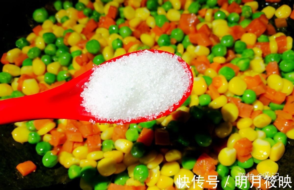 年夜饭餐桌上的“金玉满堂”,丰富多彩,寓意好,颜色绚丽