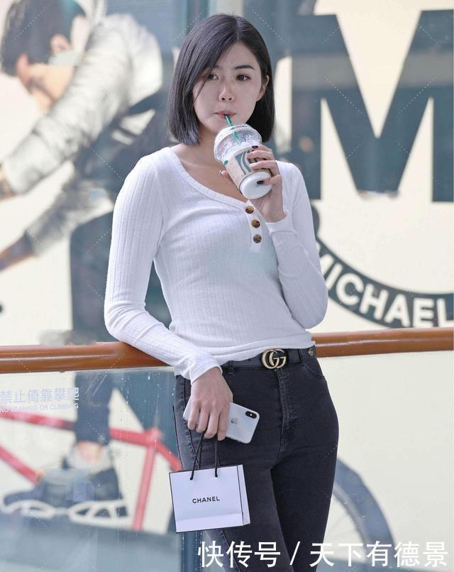 福音|白色圆领长袖搭配深灰打底裤,永恒话题,增添不少的着装可能
