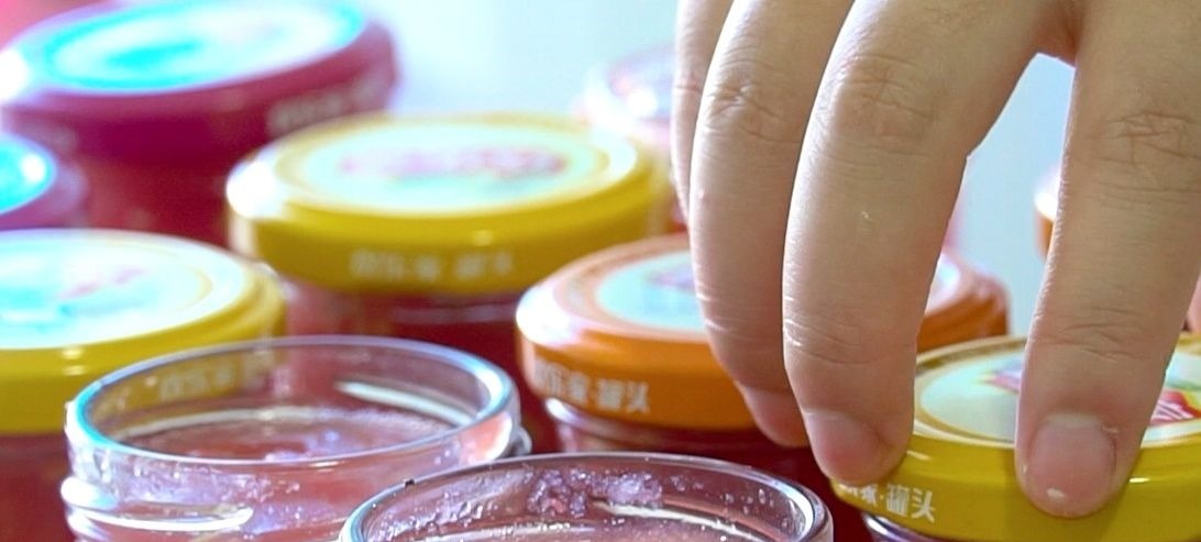 教你在家腌西红柿，1次腌10罐不够吃，做法简单，放12个月不会坏