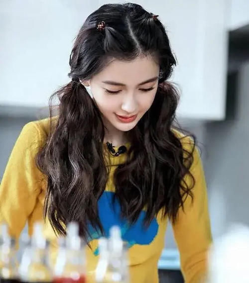 羊毛卷显头大？半扎起来就好了，俏皮甜美又有韵味，很美