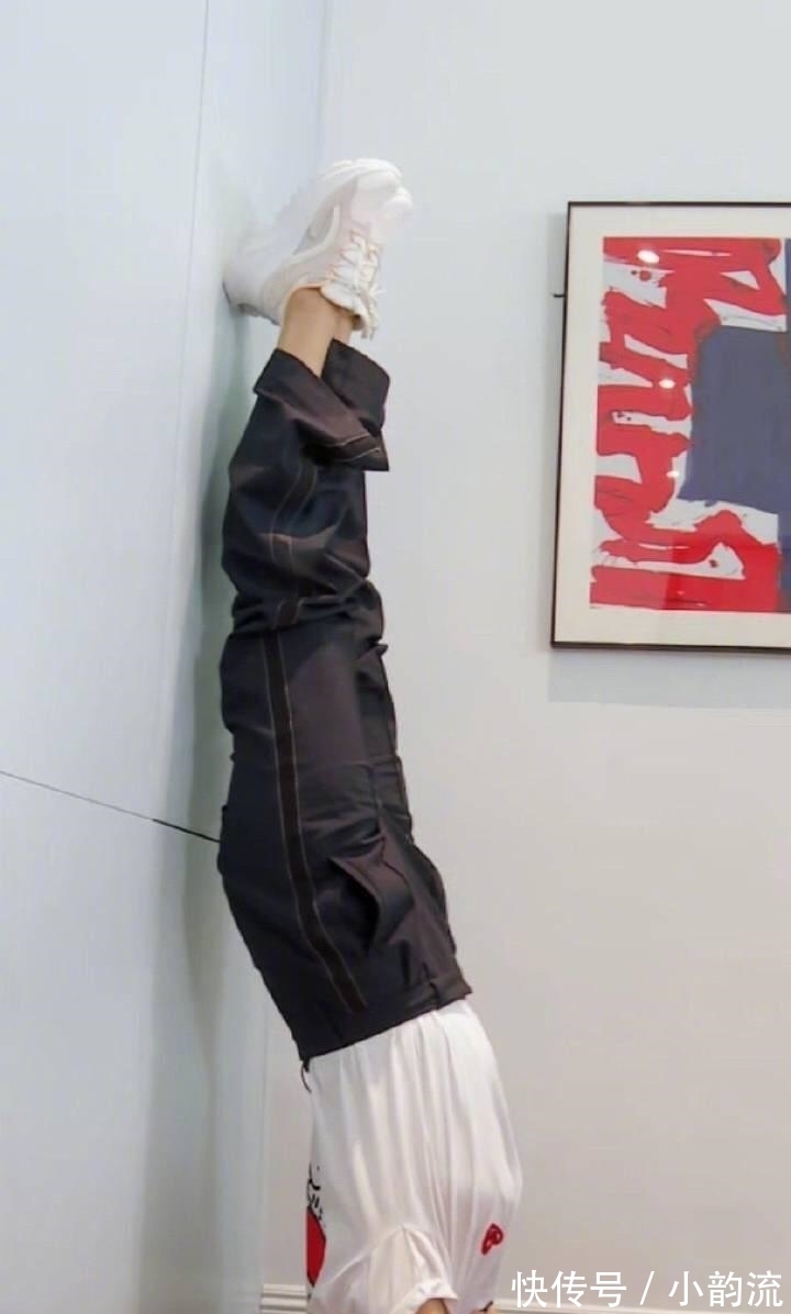 直播间|41岁刘涛直播间表演倒立，一步到位动作敏捷，可惜衣服没穿对！