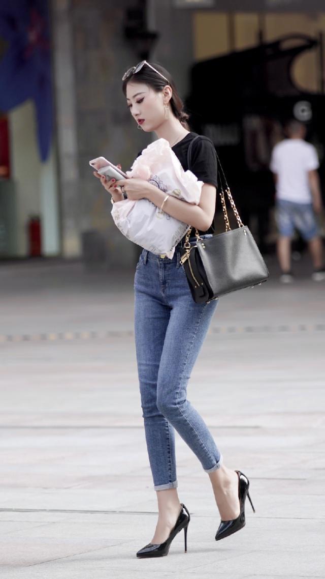 街拍:芳菲妩媚的美女,墨绿色外套配格子短裙,时尚达人气质