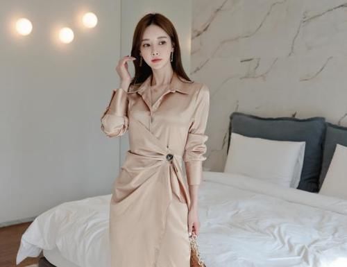 时尚穿搭孙允珠：柔美洛神丝光炫色束腰百褶裙