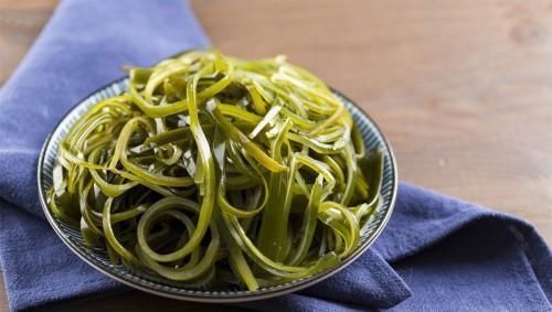 经常口臭影响社交医生常吃4种食物,杀菌养胃,清新口气