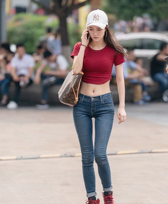 格子裙|优雅的吊带上衣搭配时尚的格子裙,显得靓丽又时尚,非常有女人味