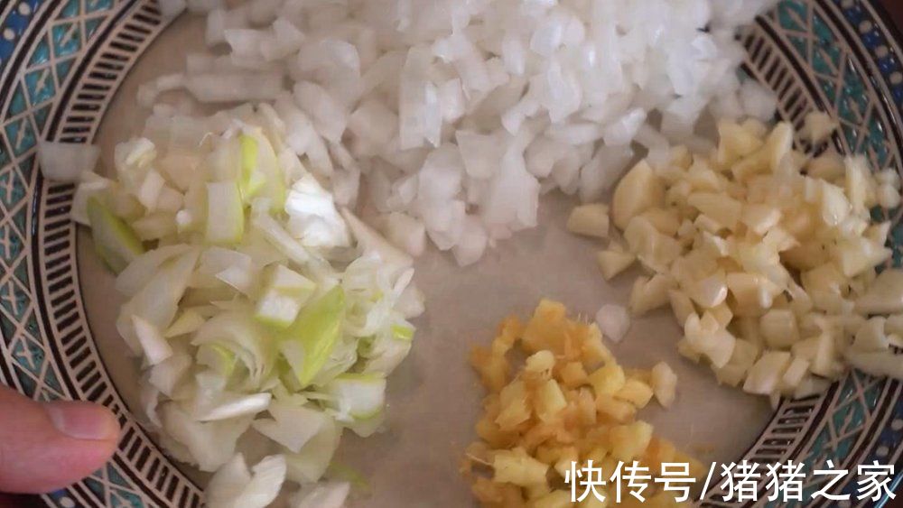 喜欢吃拌面吗？试试新疆辣皮子拌面，筋道爽滑攒劲得很