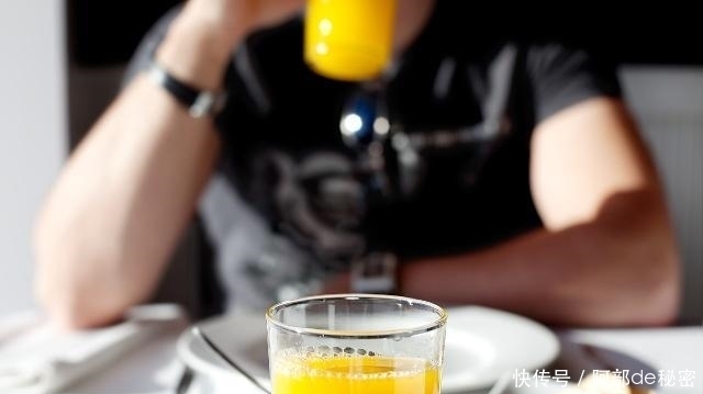 恶习|3个喝水的“恶习”,或许让肾脏越来越“差”,不妨尝试这样喝水