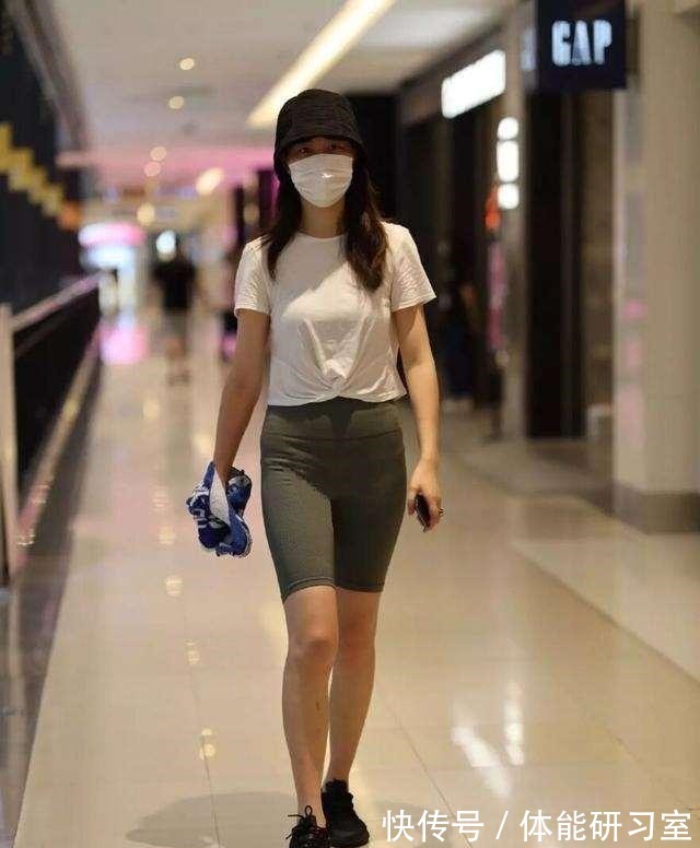 黑色 黑色打底裤搭配短款红色上衣,柔滑细腻,较青春时尚!