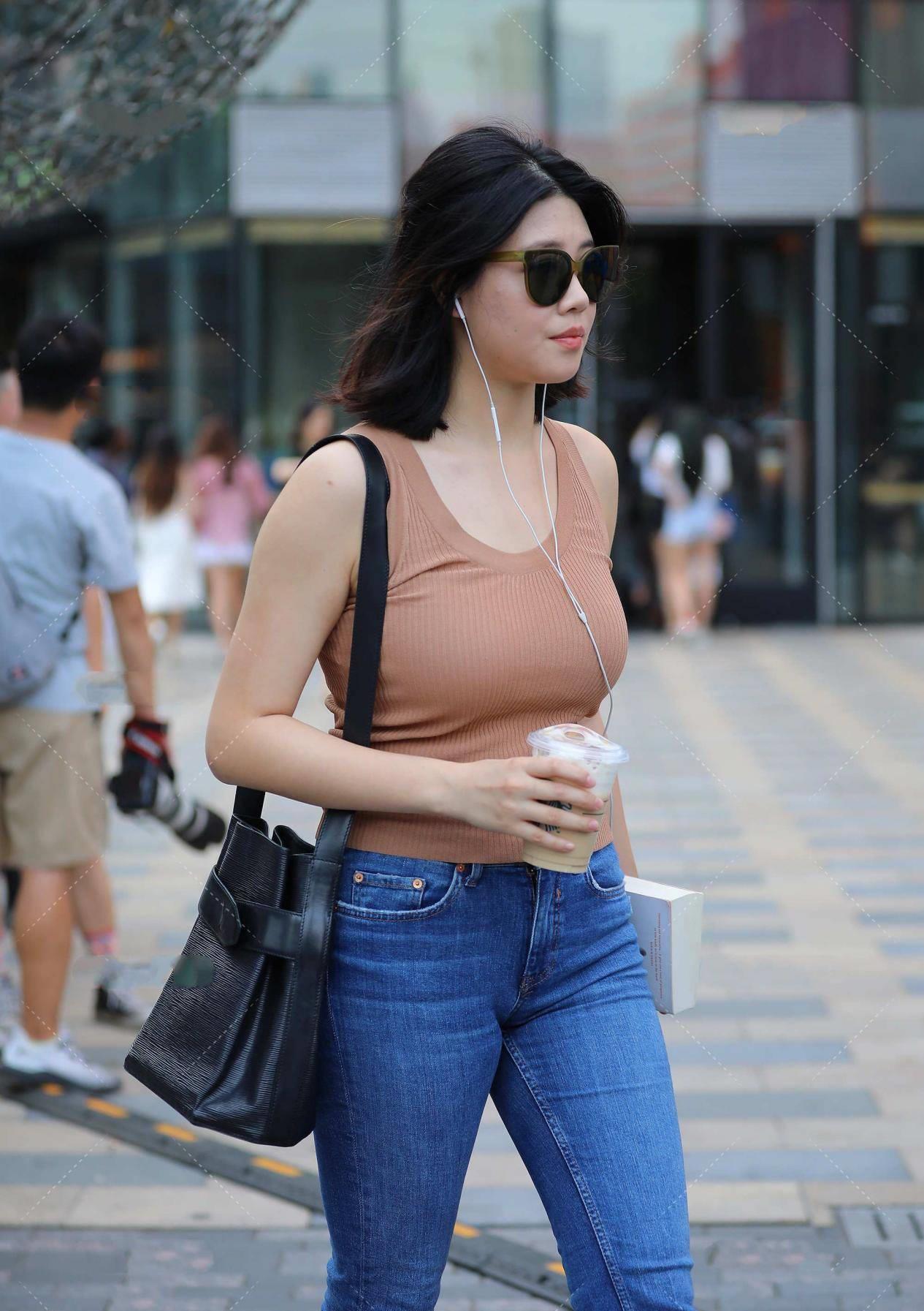 牛仔裤|牛仔裤搭背心太简单?那是没选对颜色搭配,不妨尝试一下这样搭配