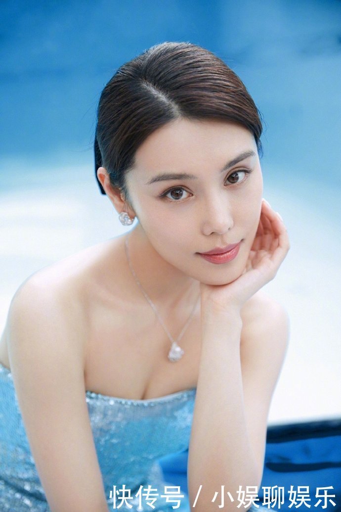 纤腰|韩丹桐一袭冰蓝流光抹胸裙,冰蓝璀璨的裙摆配以蝴蝶结发饰,加上美背纤腰漂亮肩颈