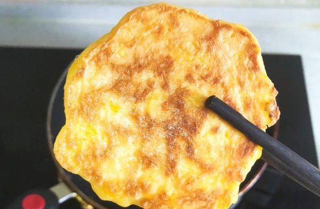 玉米别再煮着吃了,搭配鸡蛋这样做,快手又鲜香,孩子更喜欢