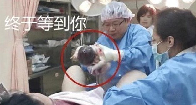 顺产|顺产到底多疼?看看产妇在产房分娩的实时照片,当母亲不容易