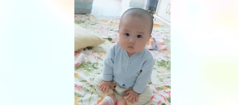 萌娃|萌娃的坐姿这么拽,一副不好惹的样子, 网友妈妈只想吃个饭